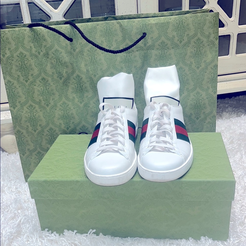 ❤️Beautiful Authentic Gucci Ace White leather Sneakers-❤️excellent condition